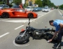Lamborghini Aventador colide com uma motocicleta na Itália